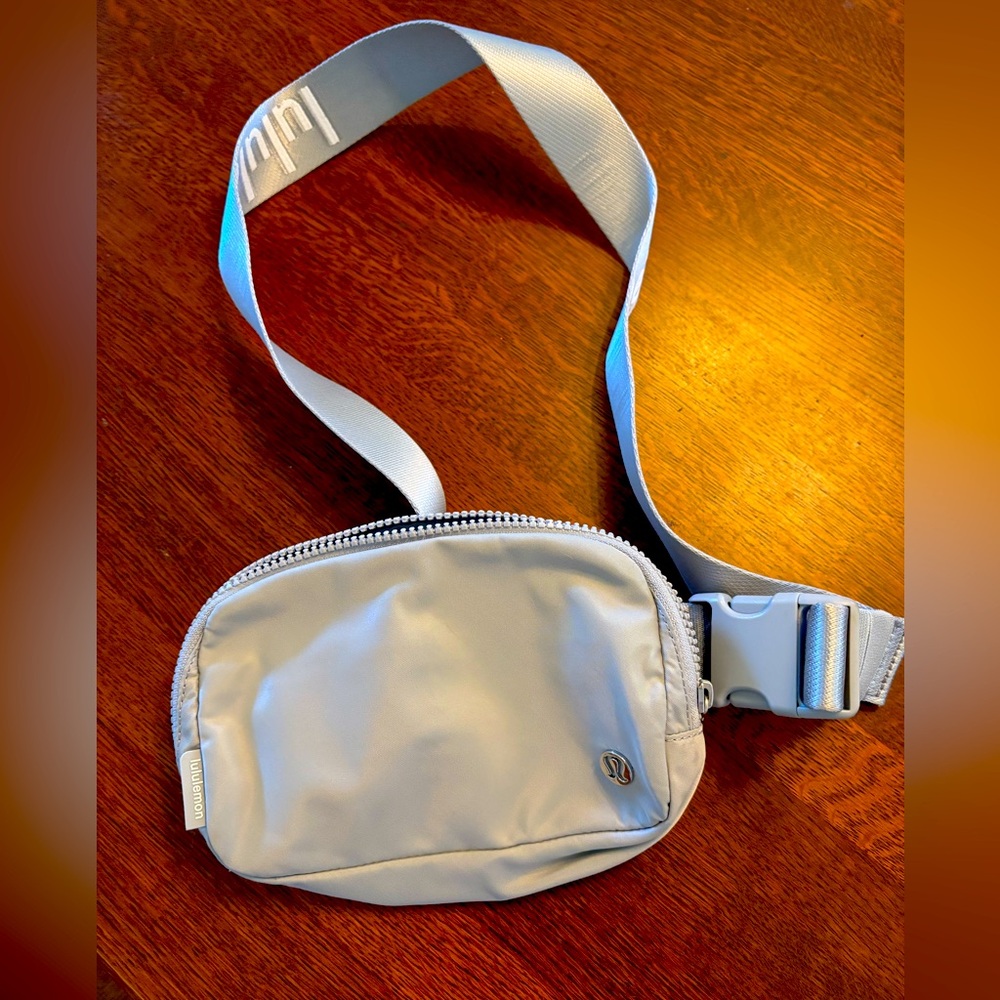 BNWOT Lululemon Belt Bag Silver